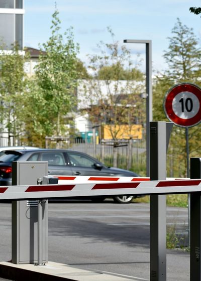 Talanquera de acceso vehicular en un residencial