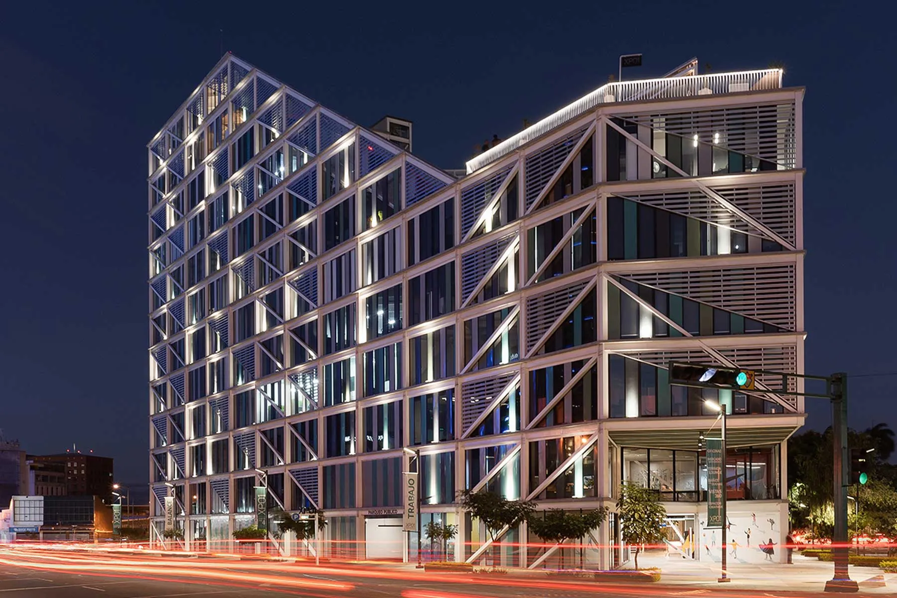 Fachada de un edificio de condominios moderno